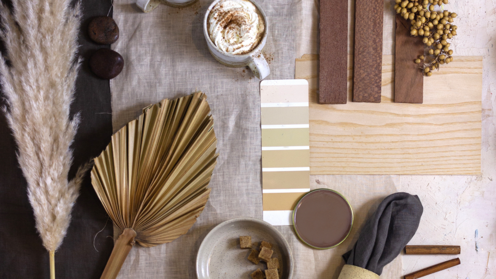 Clair Obscur Design, décoration intérieure Wabi-Sabi, design minimaliste, matériaux naturels. Mood board inspirant avec fleurs séchées, tissus en lin, nuances de café et crème, cannelle, différentes teintes de bois, pierres et autres éléments naturels, créant un décor organique, authentique et apaisant, reflétant le slow living, le désencombrement maison, le design écoresponsable, le minimalisme fonctionnel, et la décoration naturelle.