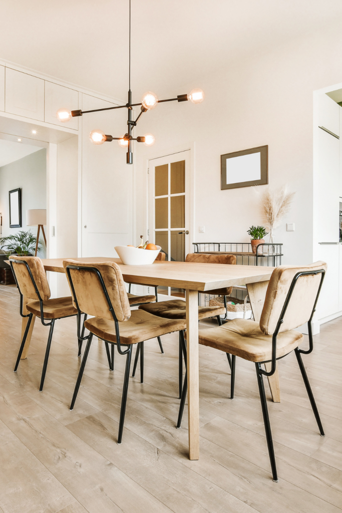 Clair Obscur Design, Design Intérieur Canada, Organisation Maison, Désencombrement Maison, Ranger sa Maison, Décoration Intérieure, salle à manger industrielle et moderne, chaises en cuir avec structure métal noir, buffet en métal noir, luminaire suspendu métal noir, décor minimaliste et épuré, relooking écologique et durable, optimisation de l’aménagement, organisation de l’espace, conseils en désencombrement, intérieur harmonieux et simple, décoration maison éco-consciente