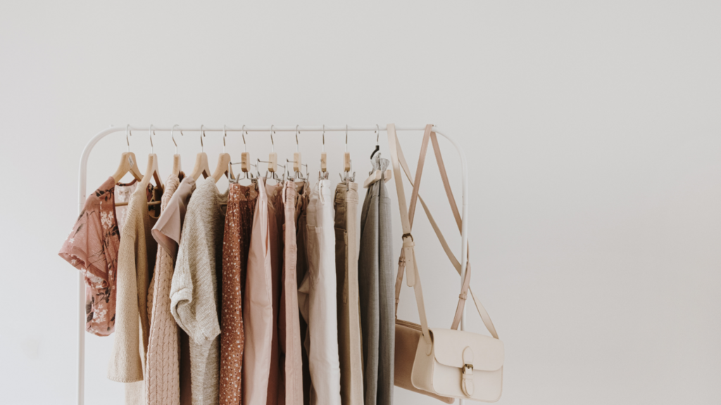 Clair Obscur Design, design intérieur virtuel, organisation maison, désencombrement vêtements, capsule wardrobe sur tringle sur pied avec vêtement féminins, tons pastels