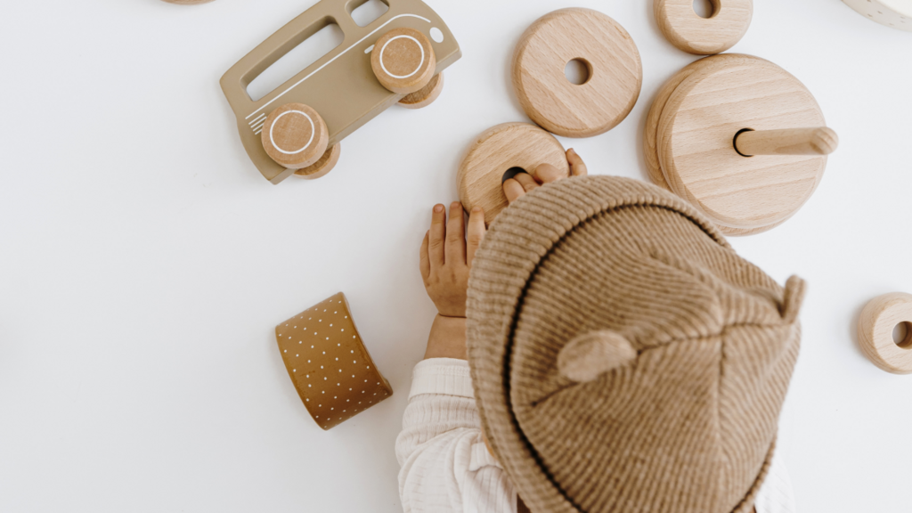 Clair Obscur Design, designer d'intérieur, organisation maison, organisation salle de jeux, bébé qui joue avec des blocs en bois, tons neutres