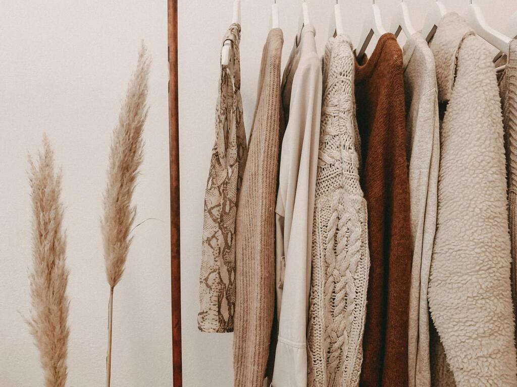 Clair Obscur Design, A minimalist capsule wardrobe inspired by Simple Living, featuring simple life, minimalist decor, and decluttering, with sustainable layout, slow living, and minimalism, incorporating items chosen for eco-friendly design, natural decor, upcycling, and promoting responsible consumption.