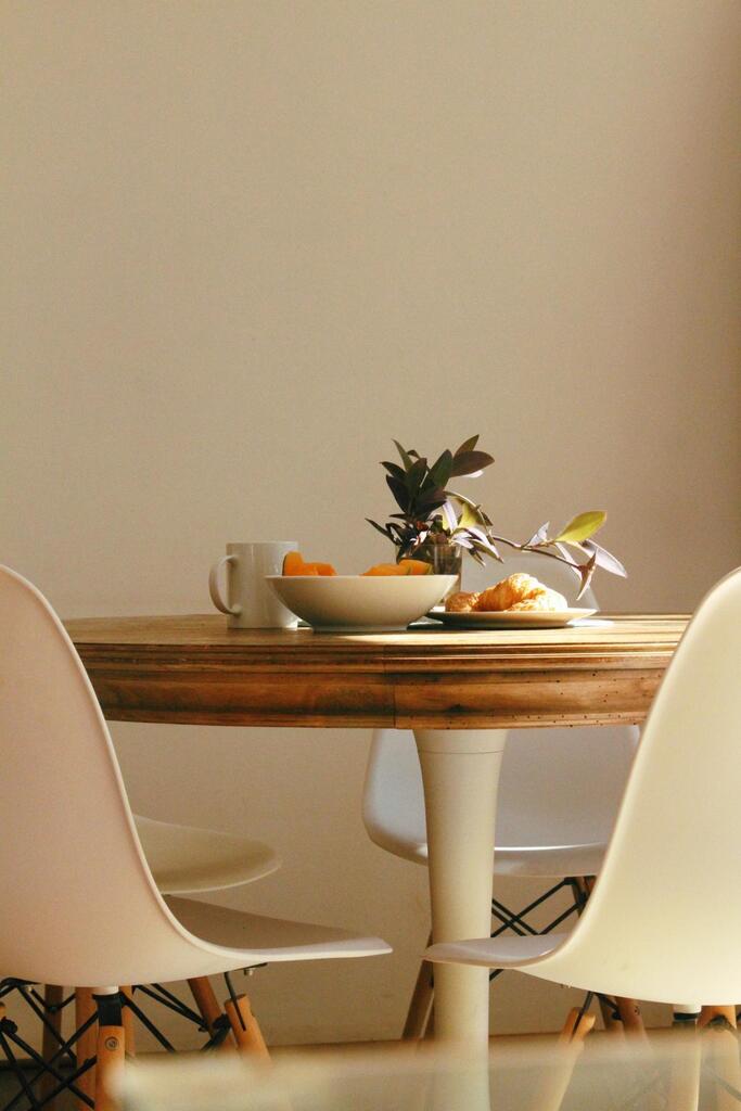 Clair Obscur Design, Interior Design, Airbnb Interior Design, Vacation Rental Decor, Short-Term Rental Design, Scandinavian dining room, white plastic chairs, durable wooden table, efficient decluttering and rearrangement, minimal and functional decor, home-staging organization, harmonious, welcoming and attractive property.